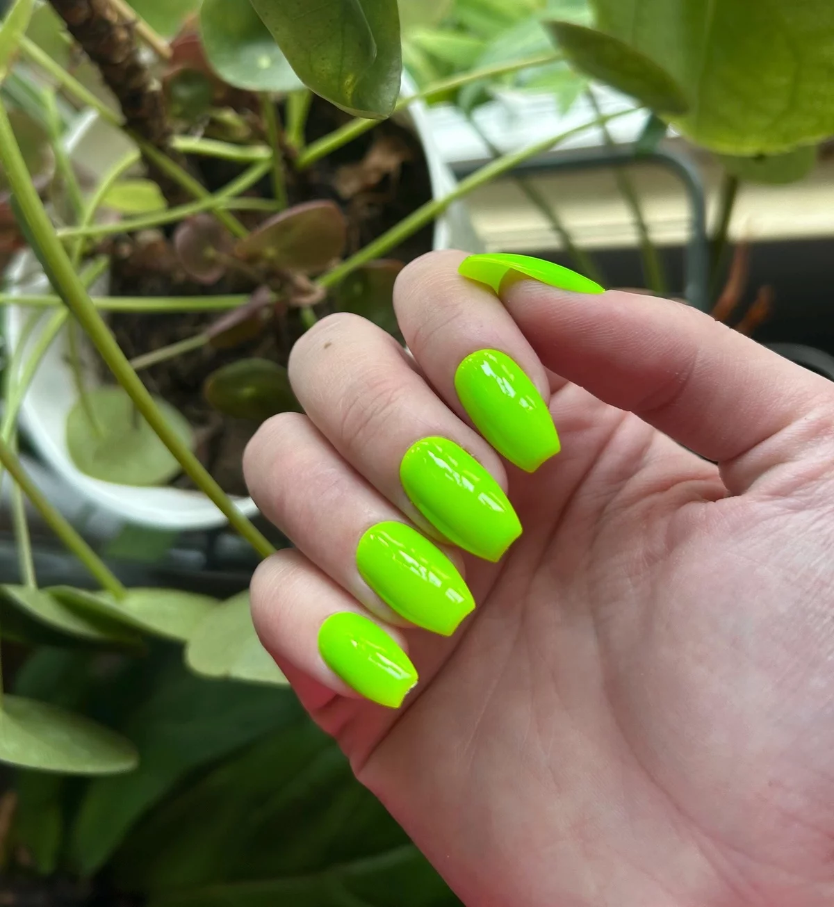 Frühlingsnägel 2025 in strakem Hellgrün - richtiger Blickfang 