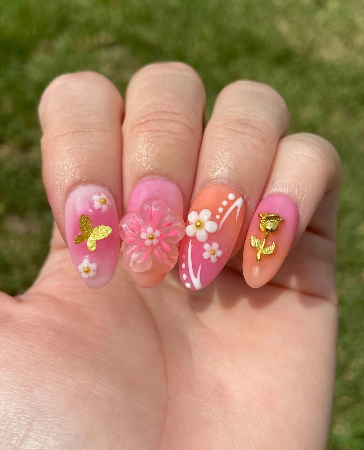 Schmetterling, Rosa und Blüten schmücken die Frühlingsnägel 2025 