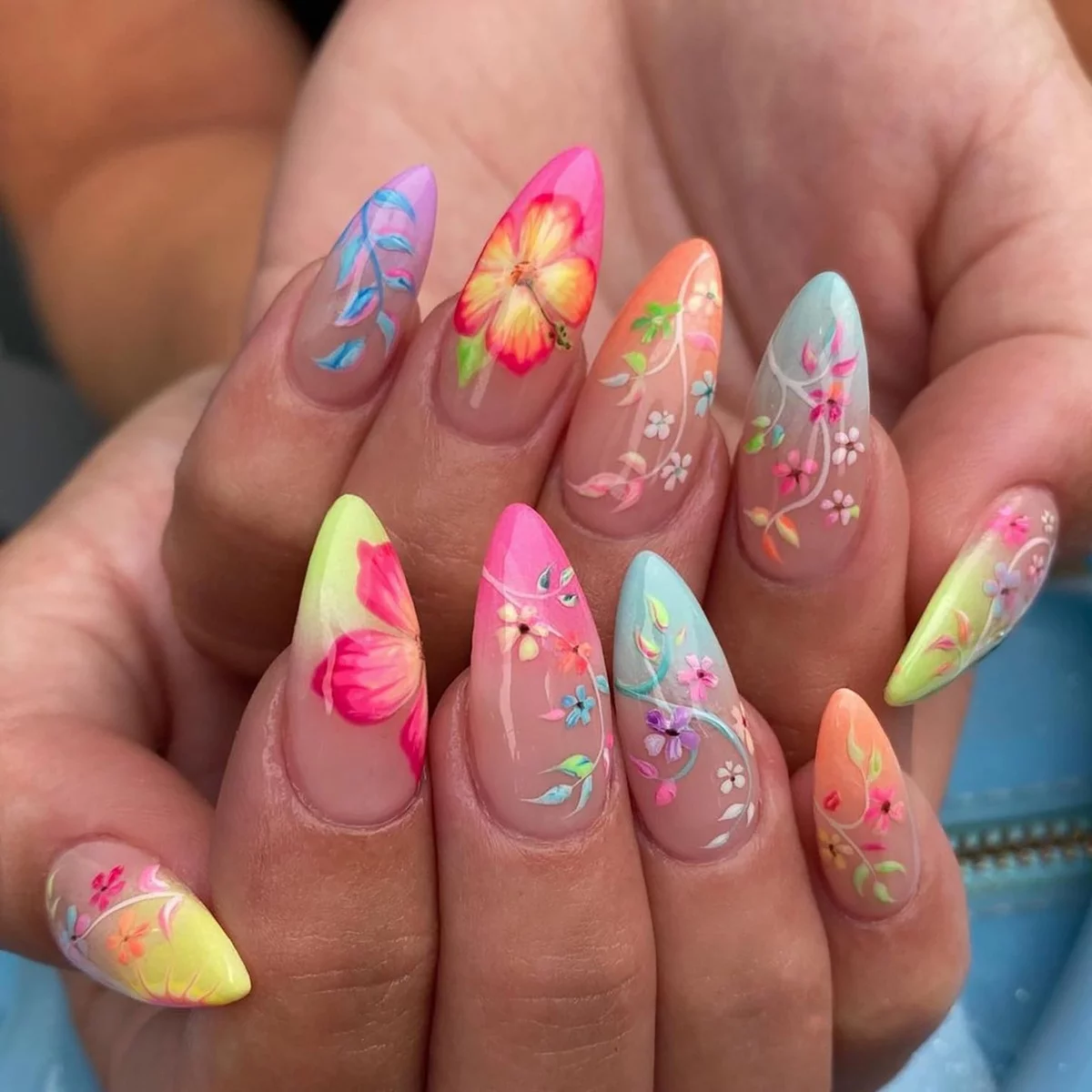 Frühlingsnägel 2025 in verschiedenen Farben und mit auffälligem Schmuck 