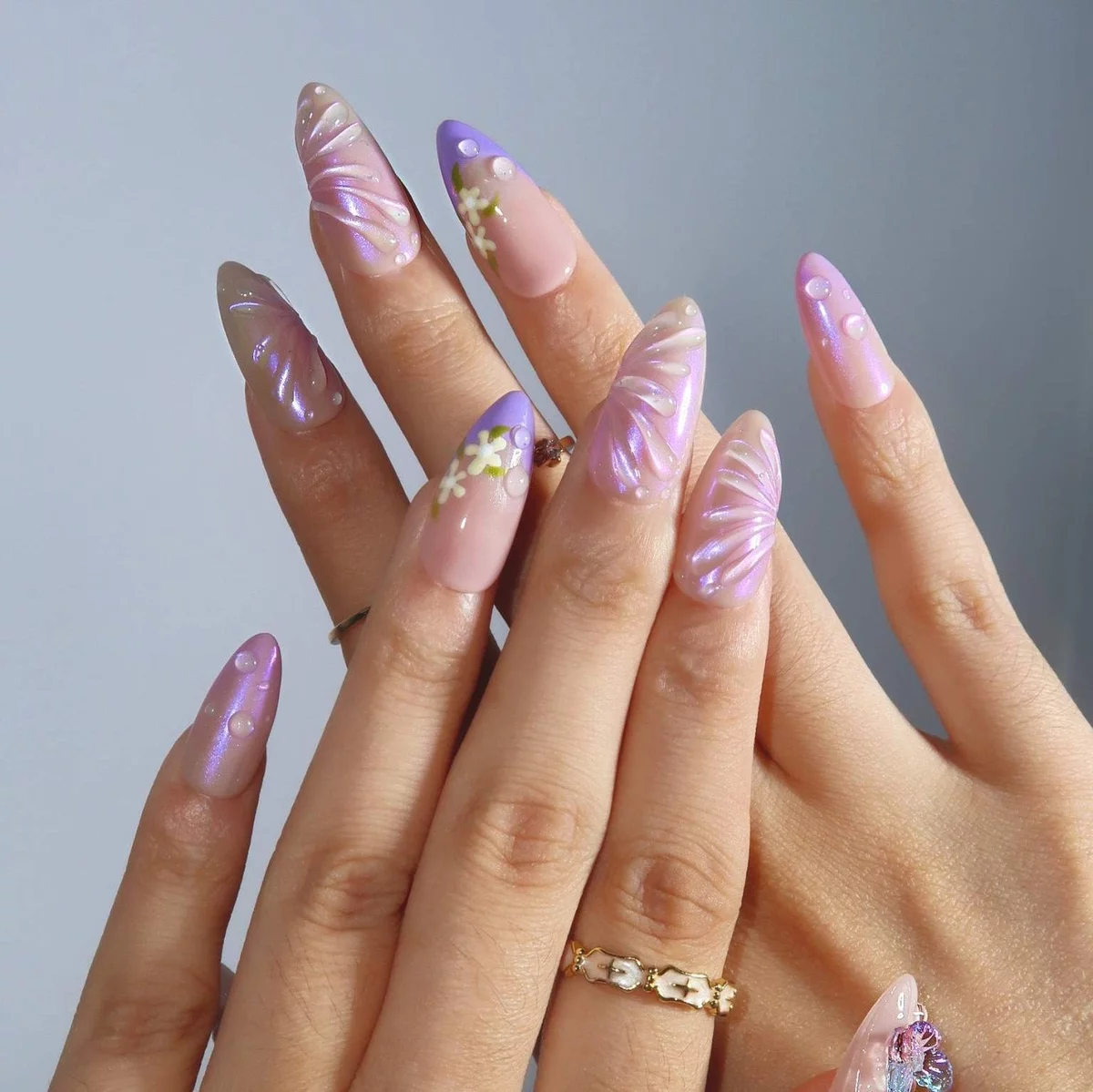 Frühlingsnägel 2025 in zartem Lila und mit schöner Dekoration 
