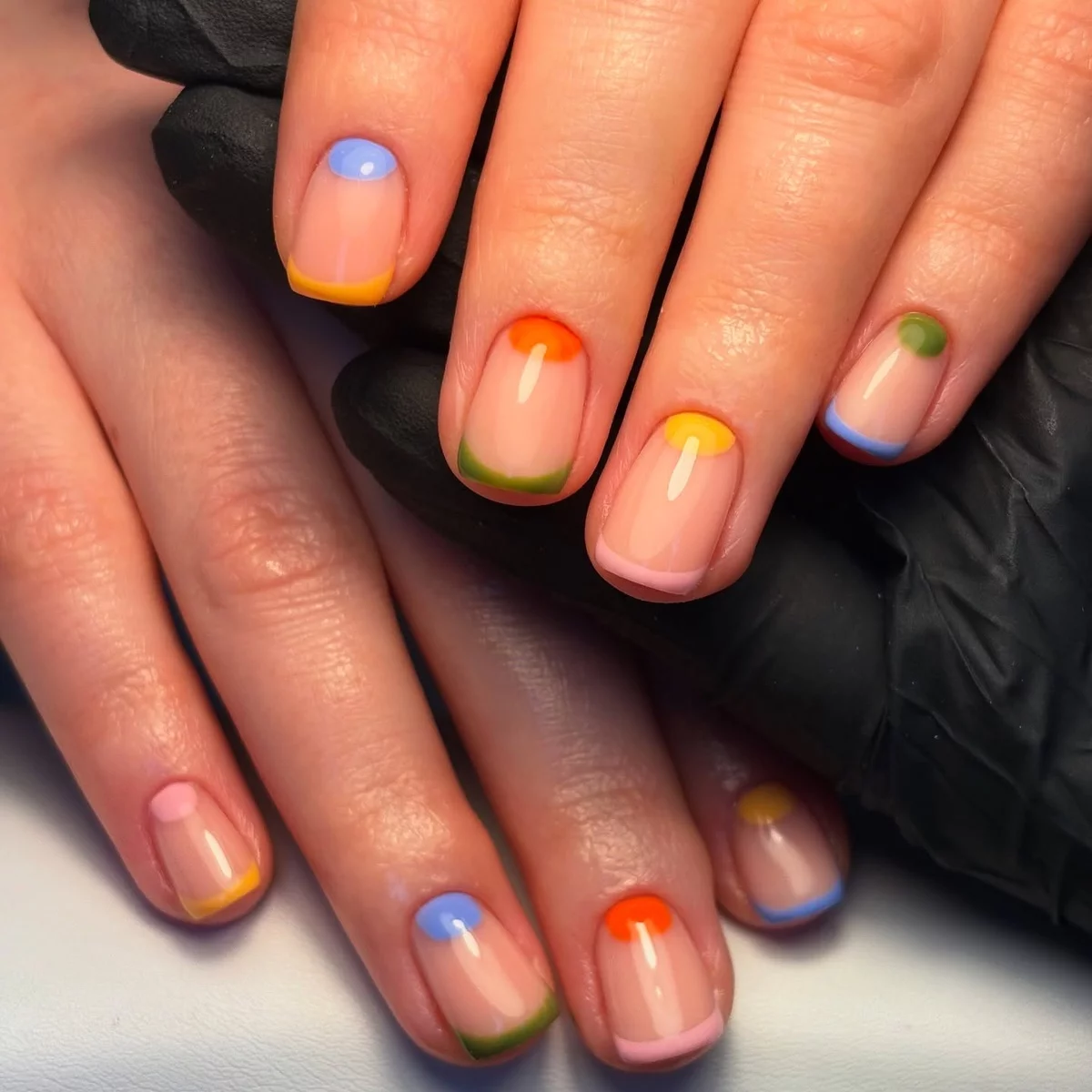 kurze Frühlingsnägel 2025 in verschiedenen fröhlichen Farben 