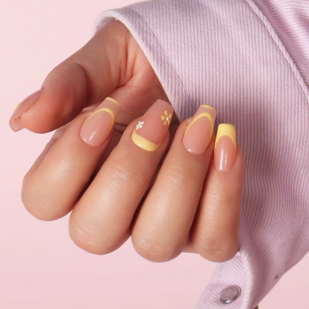 gelb und zarte Blüten - Frühlingsnägel 2025 