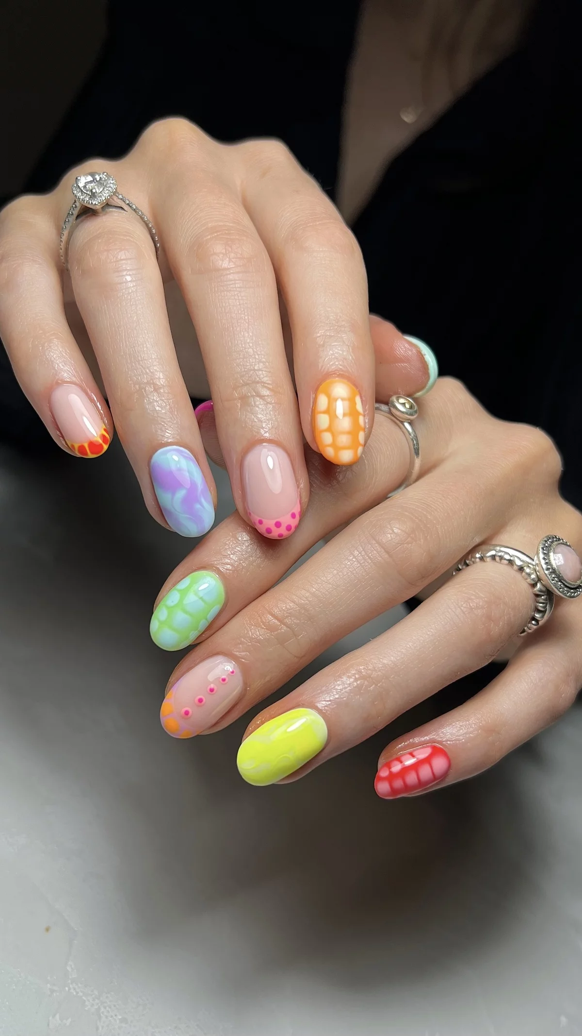 verschiedene frühlingshafte Farben kombinieren - Frühlingsnägel 2025 