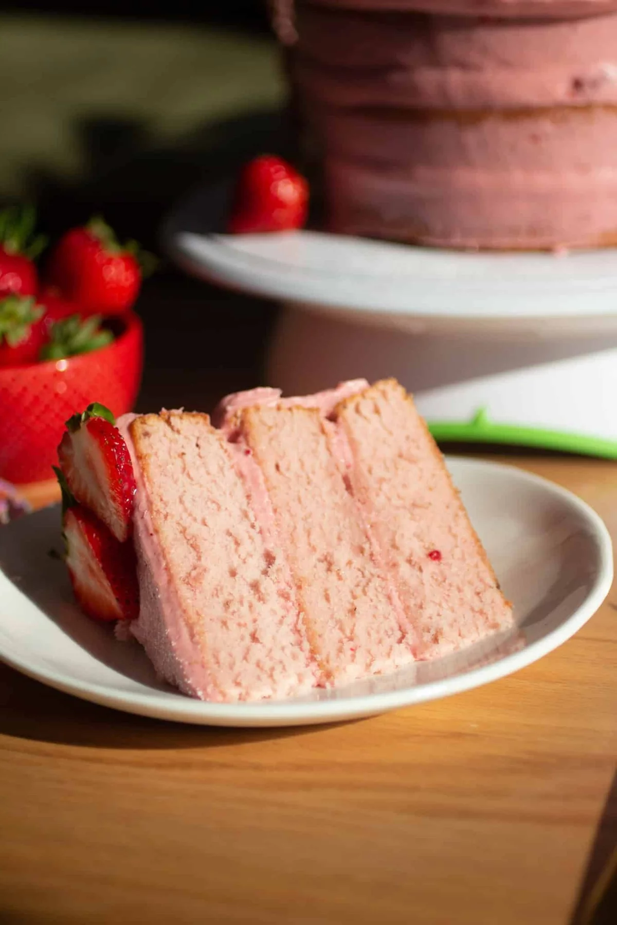ein Stück Erdbeerkuchen sieht sehr verlockend aus 