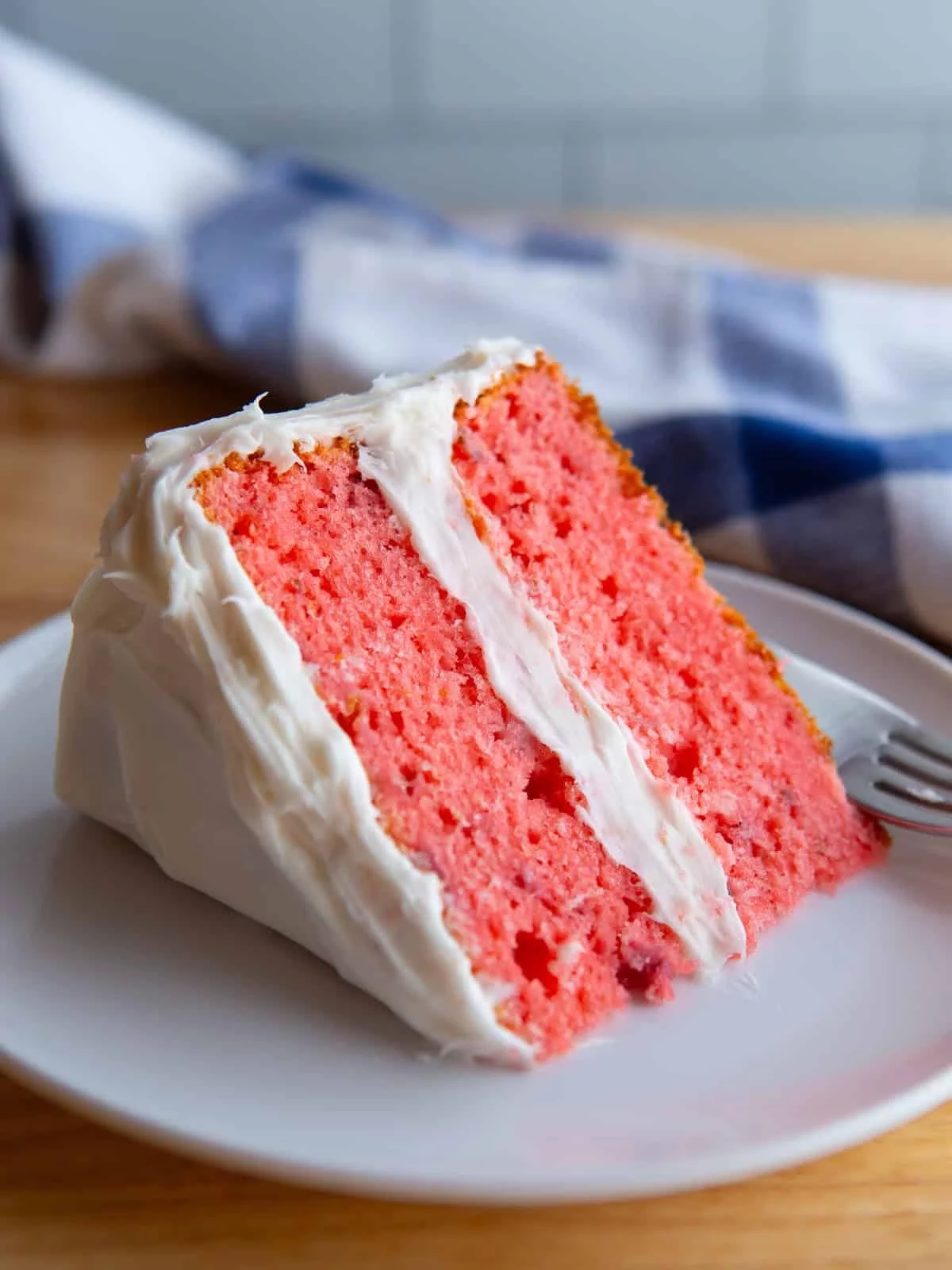 ein Stück Erdbeerkuchen in zwei Schichten 
