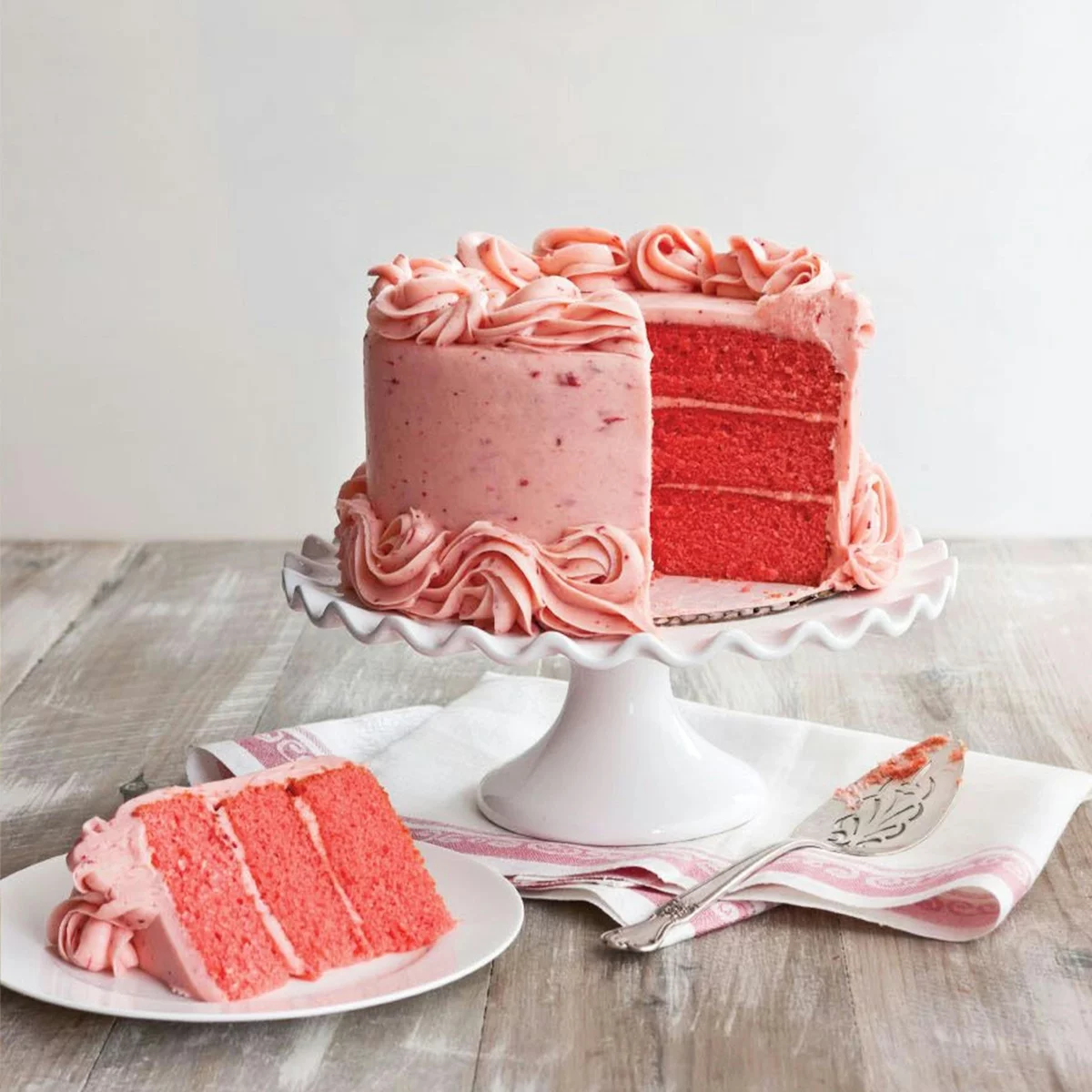 rosa Erdbeerkuchen in drei Schichten 