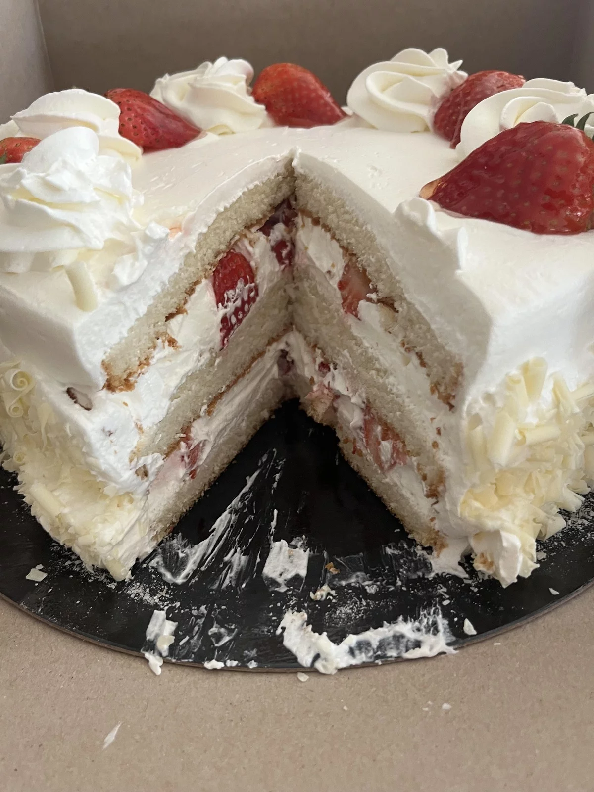 drinnen im Kuchen gibt es auch Erdbeeren