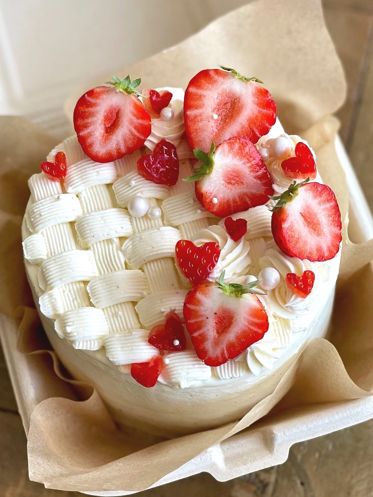 herrlicher Erdbeerkuchen sehr interessant dekoriert 