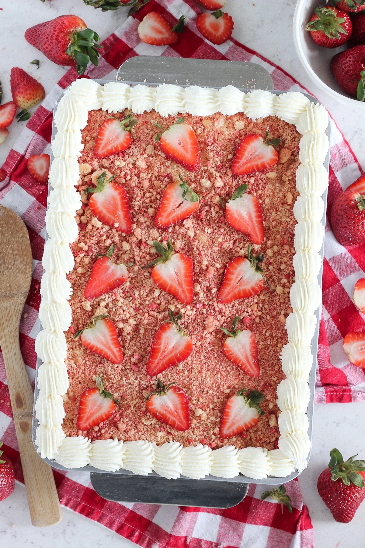 viereckiger Erdbeerkuchen mit Sahnenrahmen 
