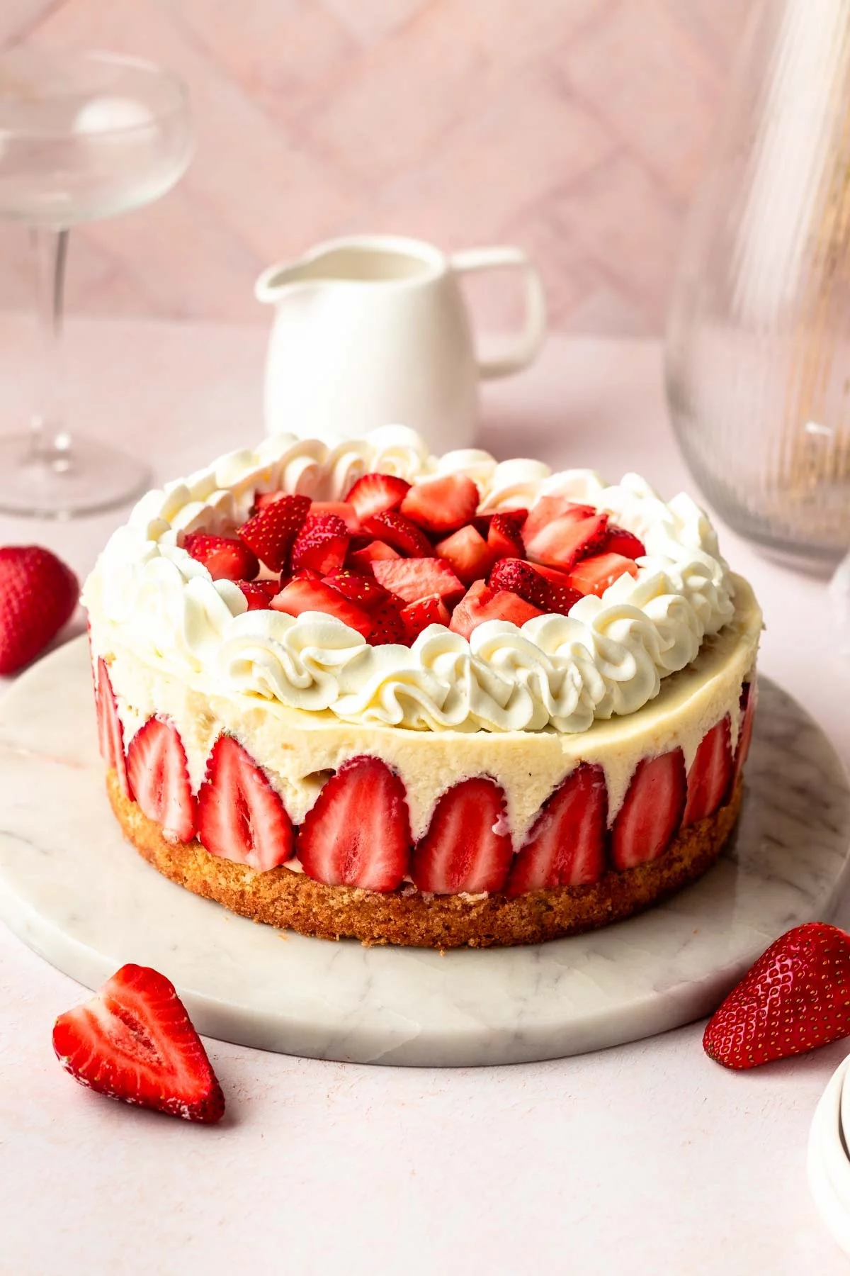 herrlich geschmückter Erdbeerkuchen mit Sahne und Erdbeerstücken