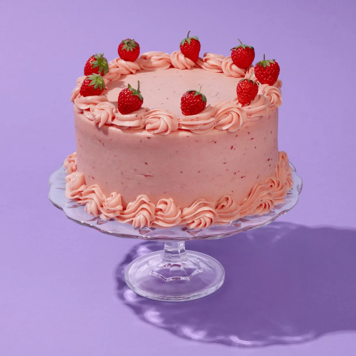 rosa Erdbeerkuchen mit frischen Früchten 