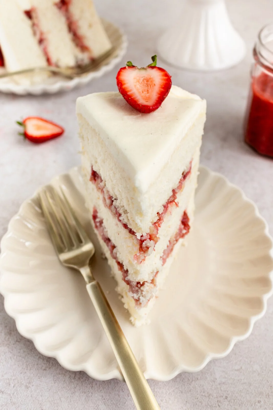 herrlicher Erdbeerkuchen in Schichten mit weißer Glasur 