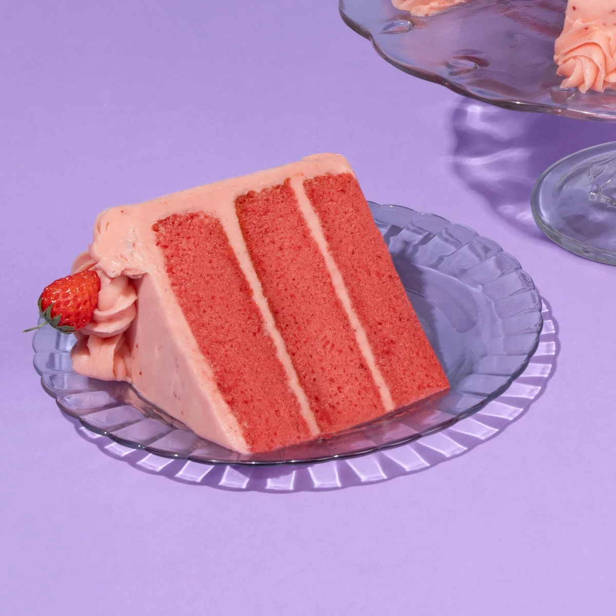 ein Stück leckeren Erdbeerkuchen mit rosa Frosting 