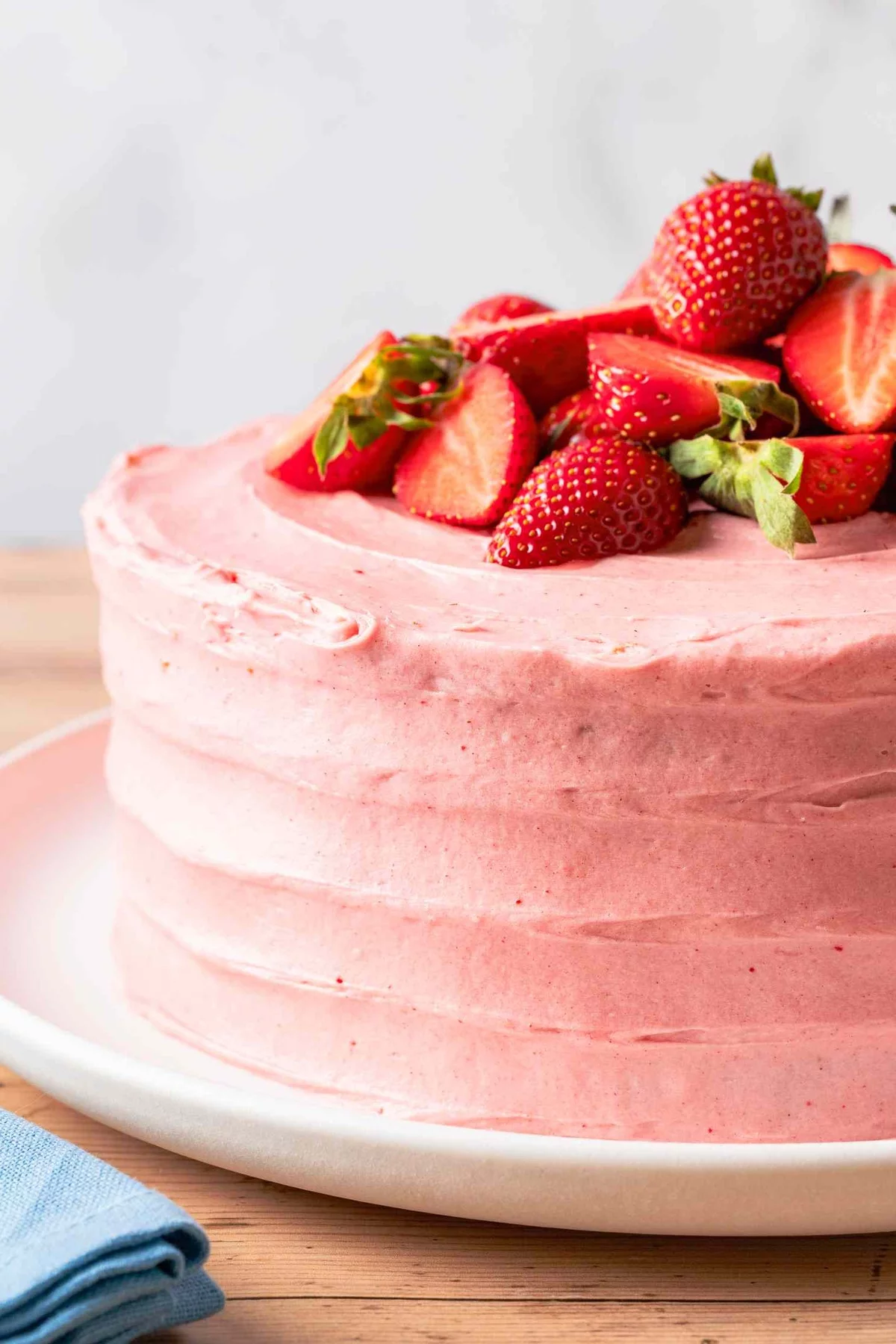 rosa Erdbeerkuchen mit frischen Früchten darauf