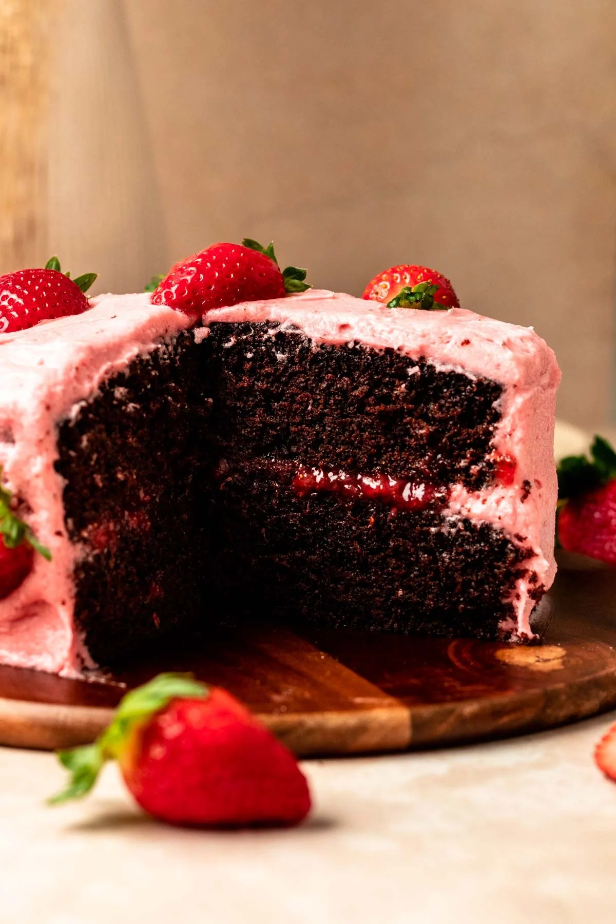 Erdbeerkuchen mit Schokolade Füllung und rosa Glasur 