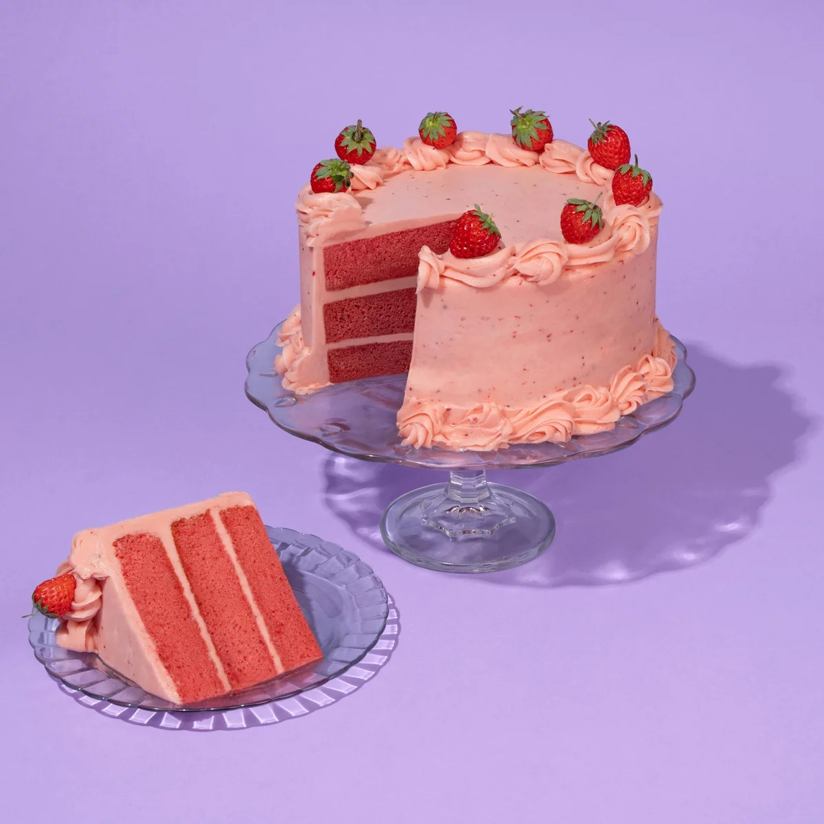 rosa Erdbeerkuchen geschnitten- ein Stück auf dem Teller serviert