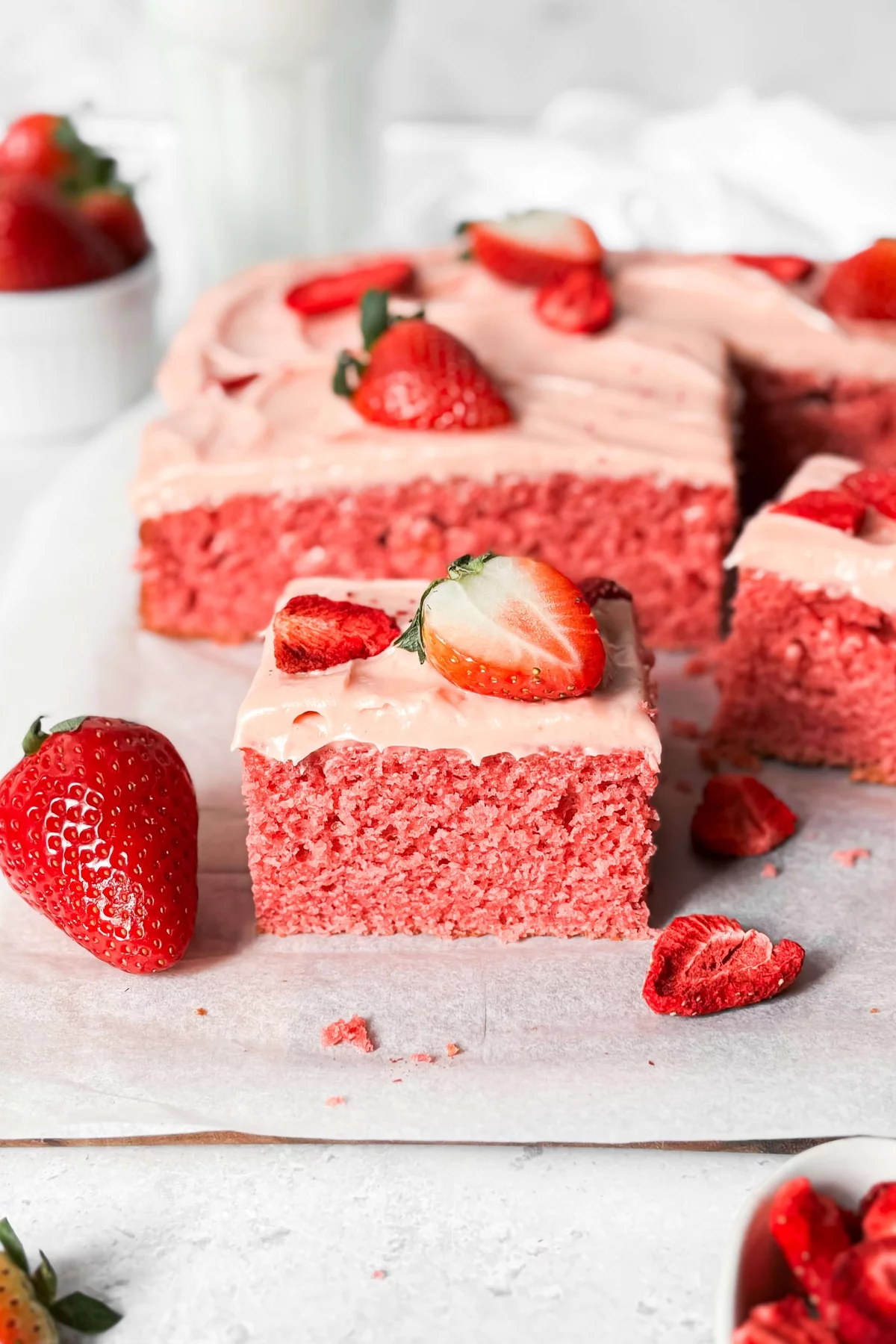  Erdbeerkuchen vom Blech in Stück geschnitten 