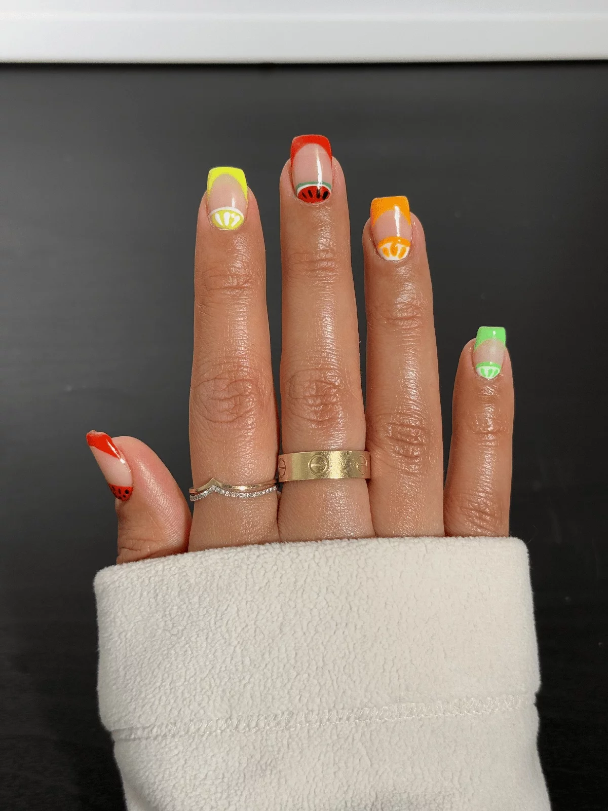 Sommernägel 2025 - fröhliche Muster in leuchtenden Farben 