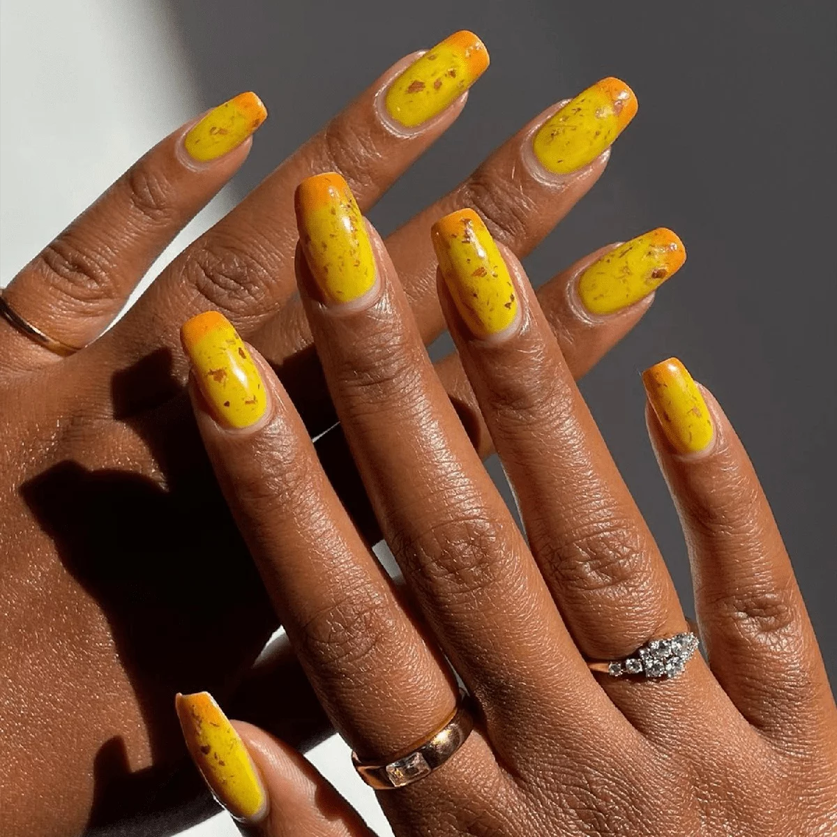 Gelb mit Orange an den Nagelspitzen - Sommernägel 2025