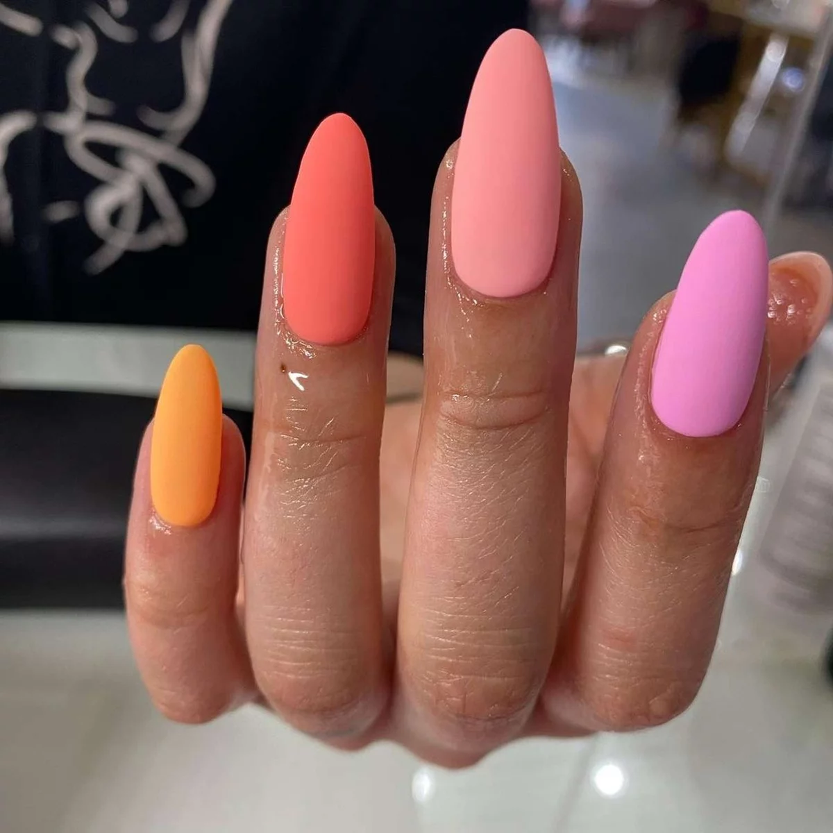 Maniküre in leuchtenden Farben - Gelb, Orange Rosa Pfirsich - Sommernägel 2025 