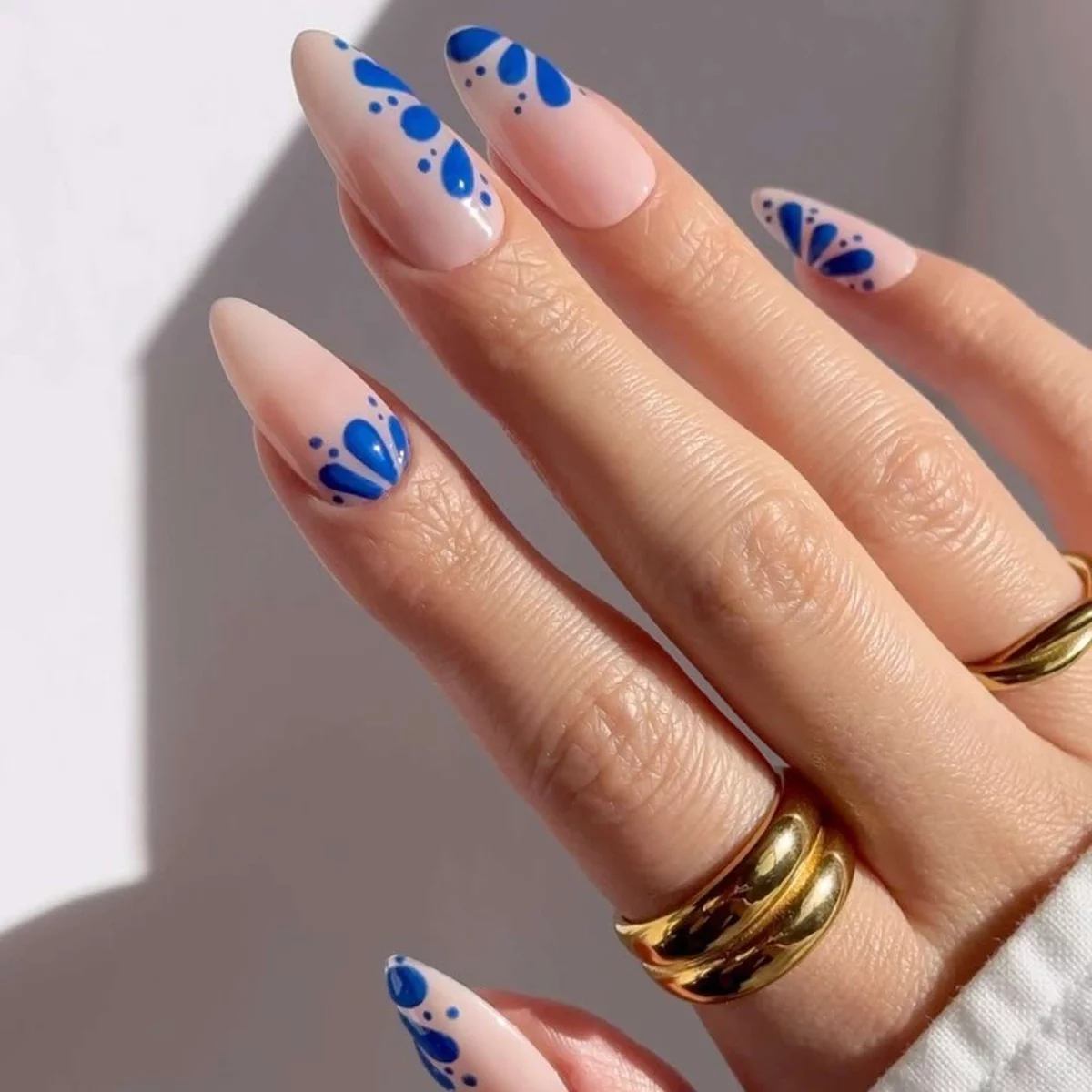 Hellrosa und Blau auf Nägeln kombinieren - tolle Muster