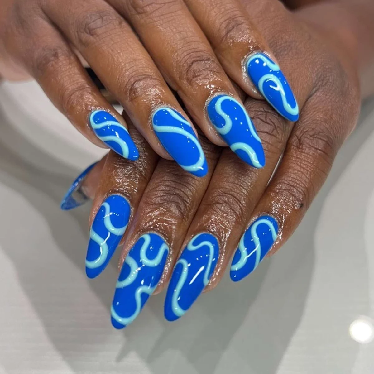 Marineblau mit Hellblau in verspieltem Muster kombiniert