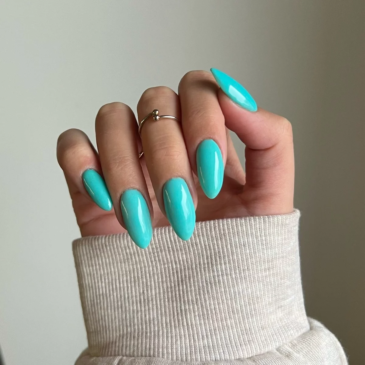 Mintgrün auf langen Nägeln - Trends im Sommer 2025 