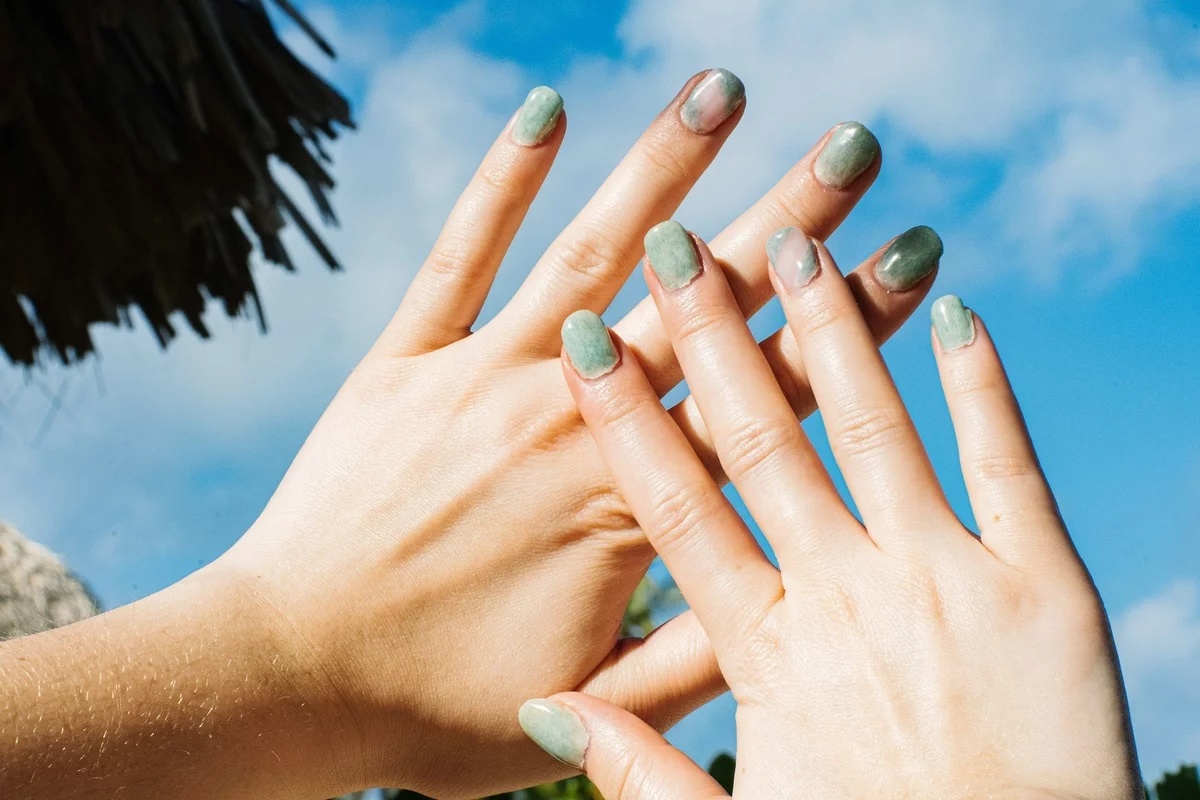 hellgrüne Maniküre mit auffälligen Mustern - Sommernägel 2025 