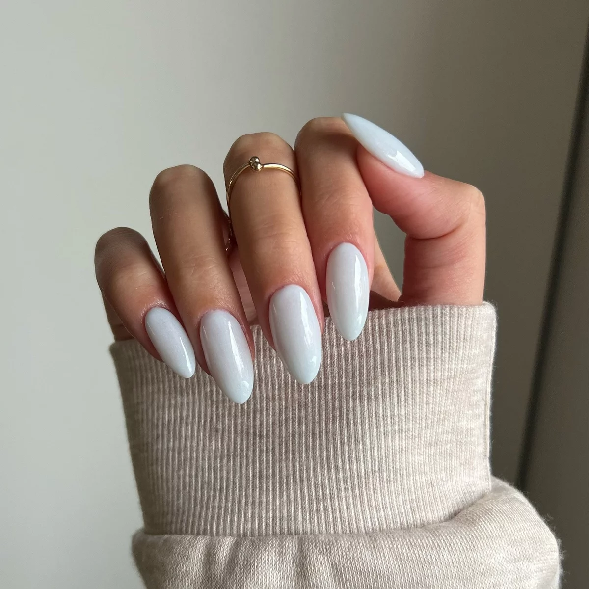 sehr gut gepflegte Nägel in Weiß lackiert 