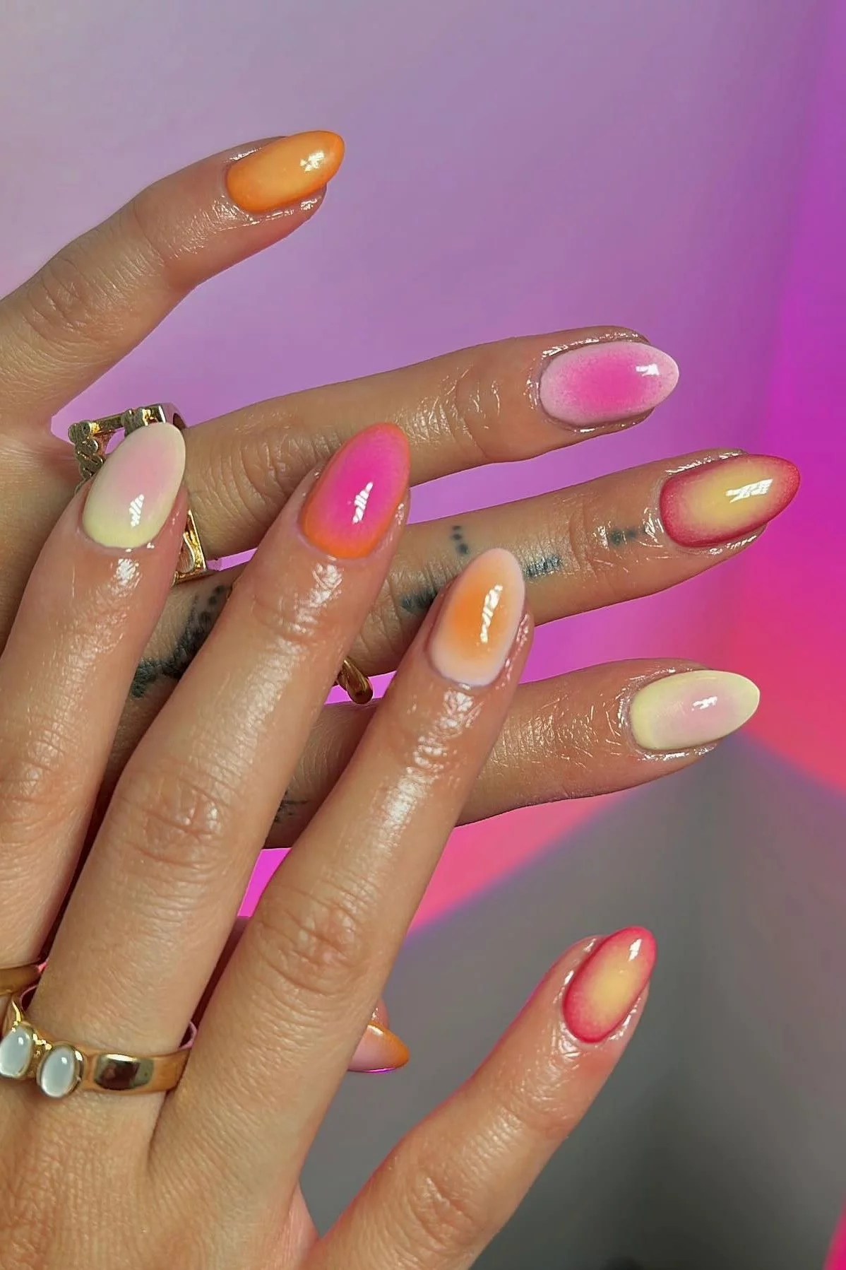 Nägel in bunten Farben und mit Glitzereffekt - Sommernägel 2025 