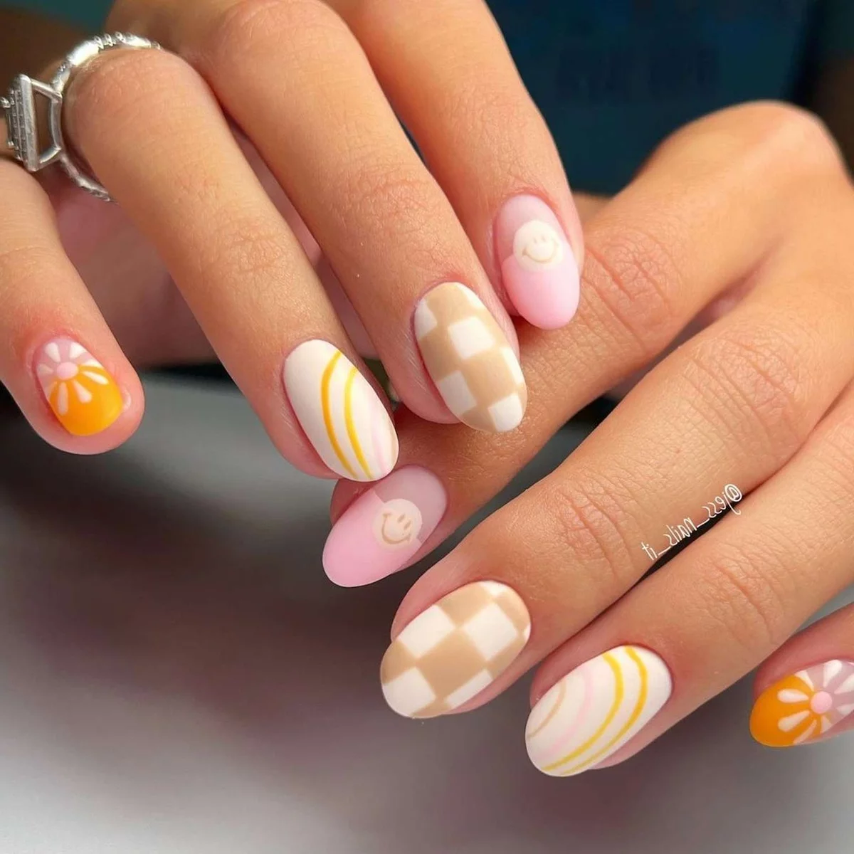 lustige Maniküre - Nägel in hellen Pastelltönen und in verschiedenen Mustern 