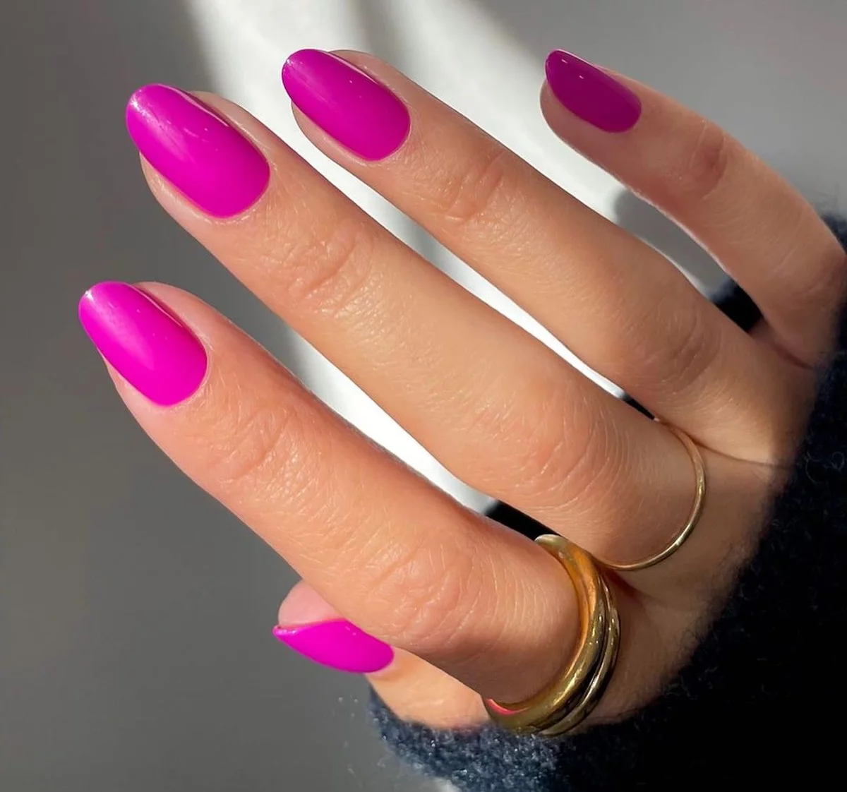 Maniküre in Pink und mit viel Glanz - Sommernägel 2025 