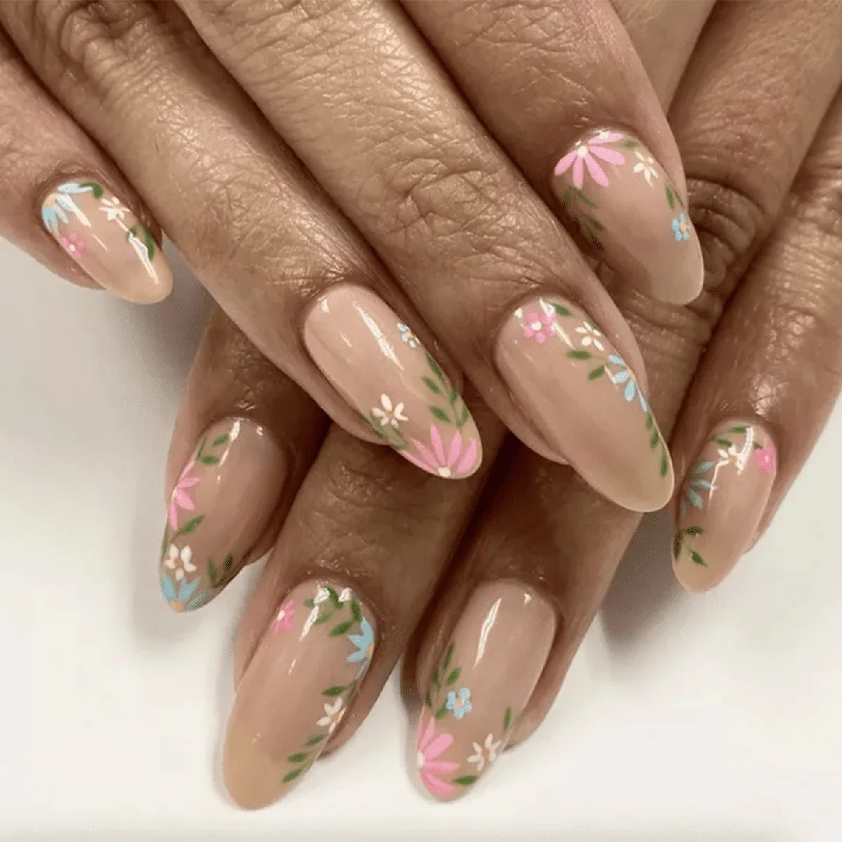 Hellrosa lackierte Nägel mit Blumenmustern - Sommernägel 2025 