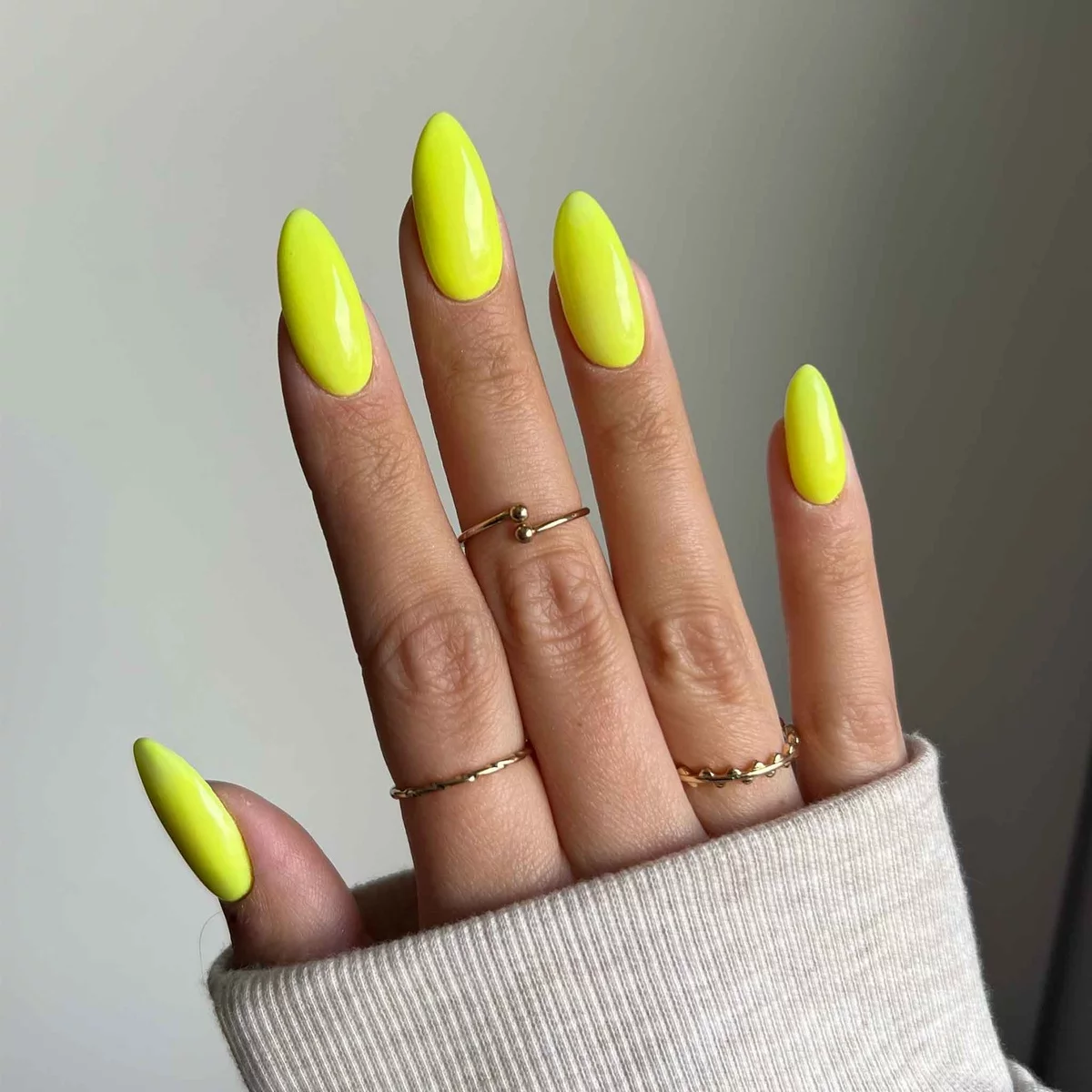 grelle grüngelbe Farbe auf langen Nägeln - Sommernägel 2025 