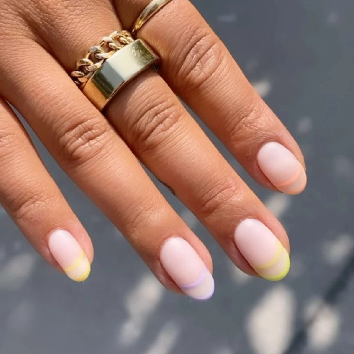 klassische französische Maniküre in hellen Pastellfarben - Sommernägel 2025