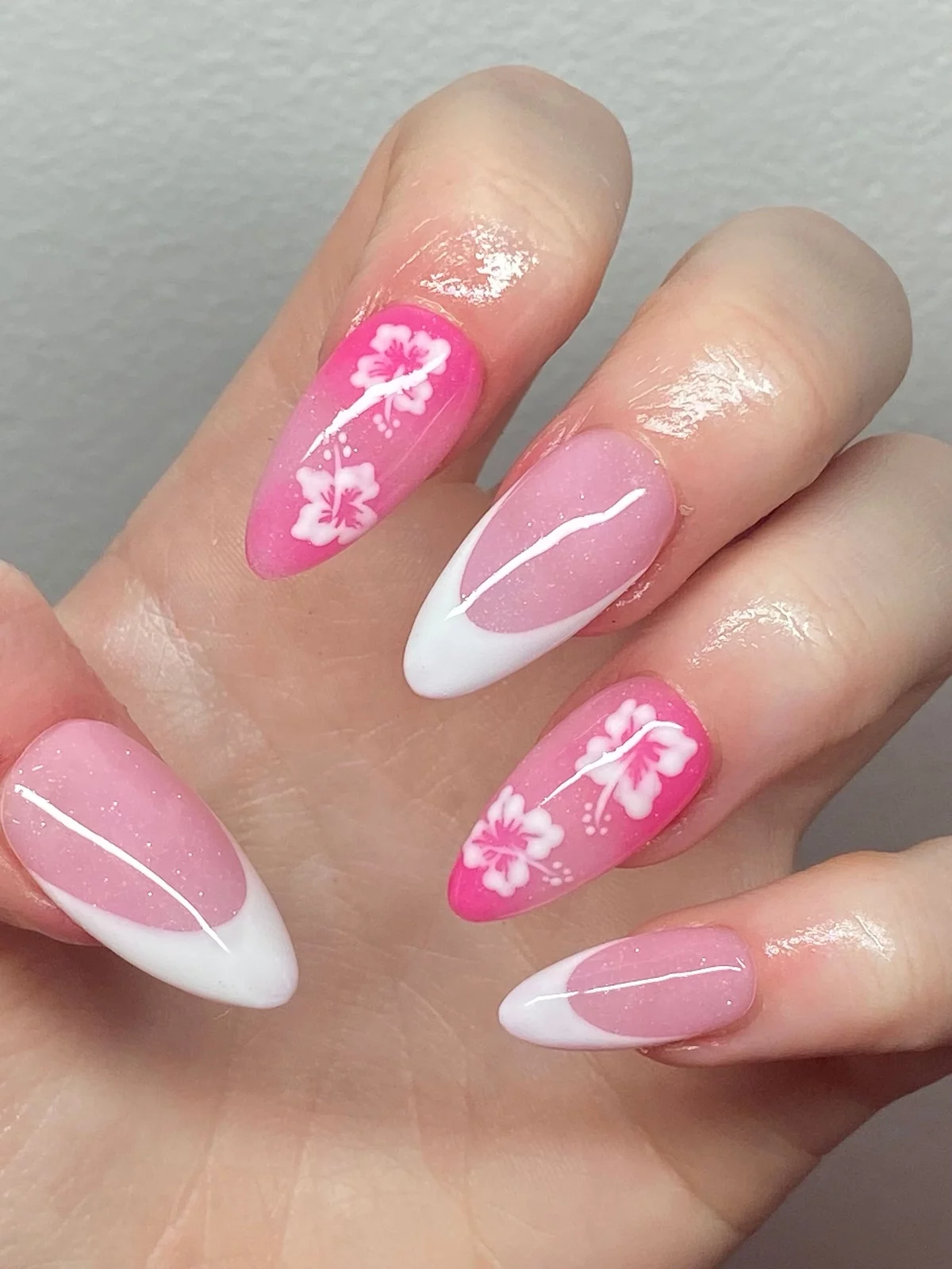 lange rosa Nägel mit Blumenmustern - Sommernägel 2025 