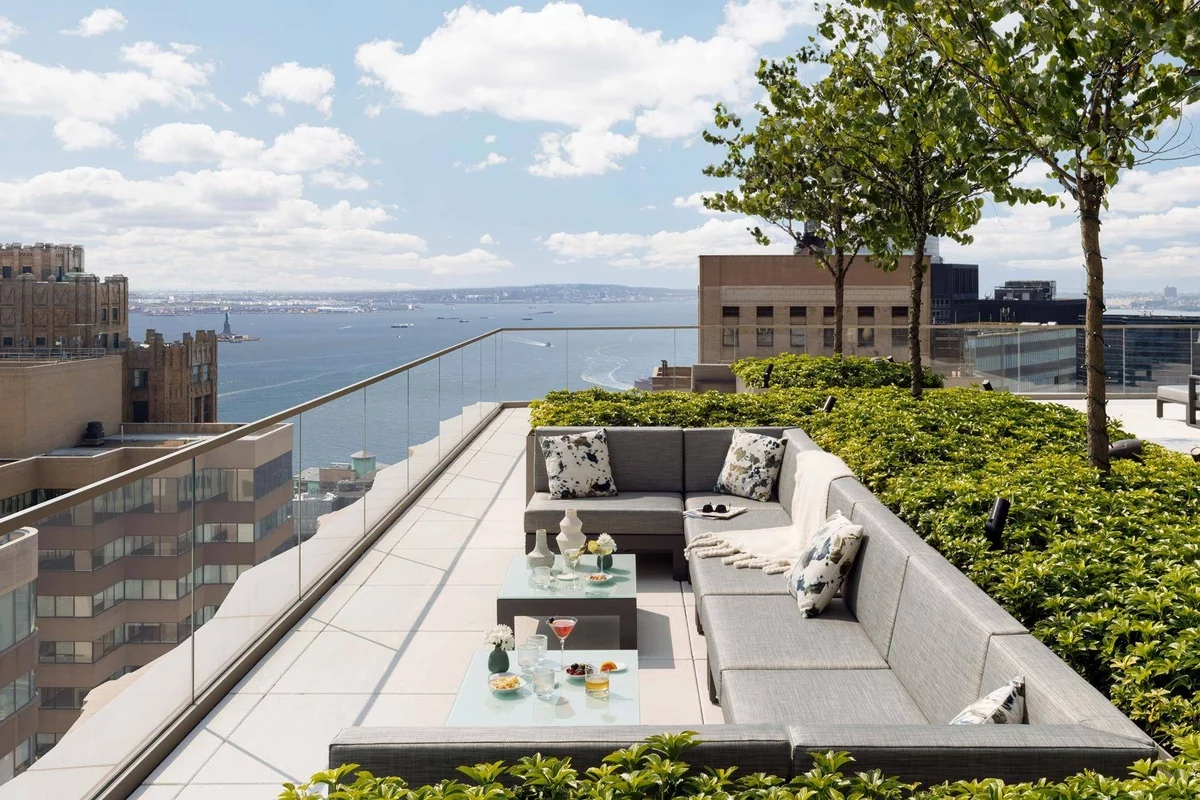 moderne Terrassengestaltung mit herrlichem Blick aufs Meer