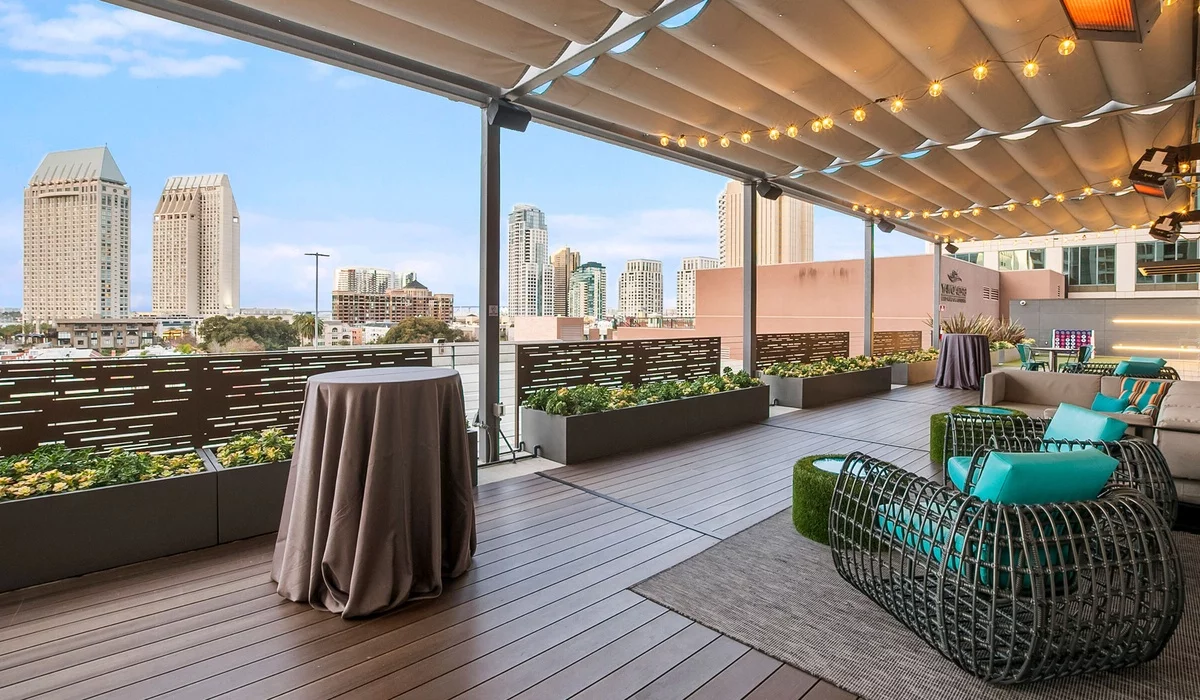 Dachterrasse in der Stadt schön gestaltet mit Lichterketten 