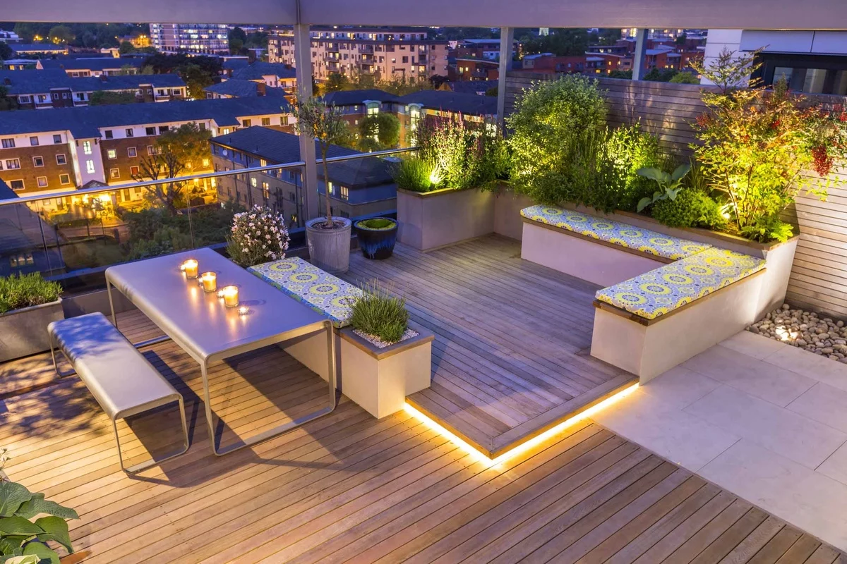 schön gestaltete Dachterrasse in der Stadt mit moderner Beleuchtung 