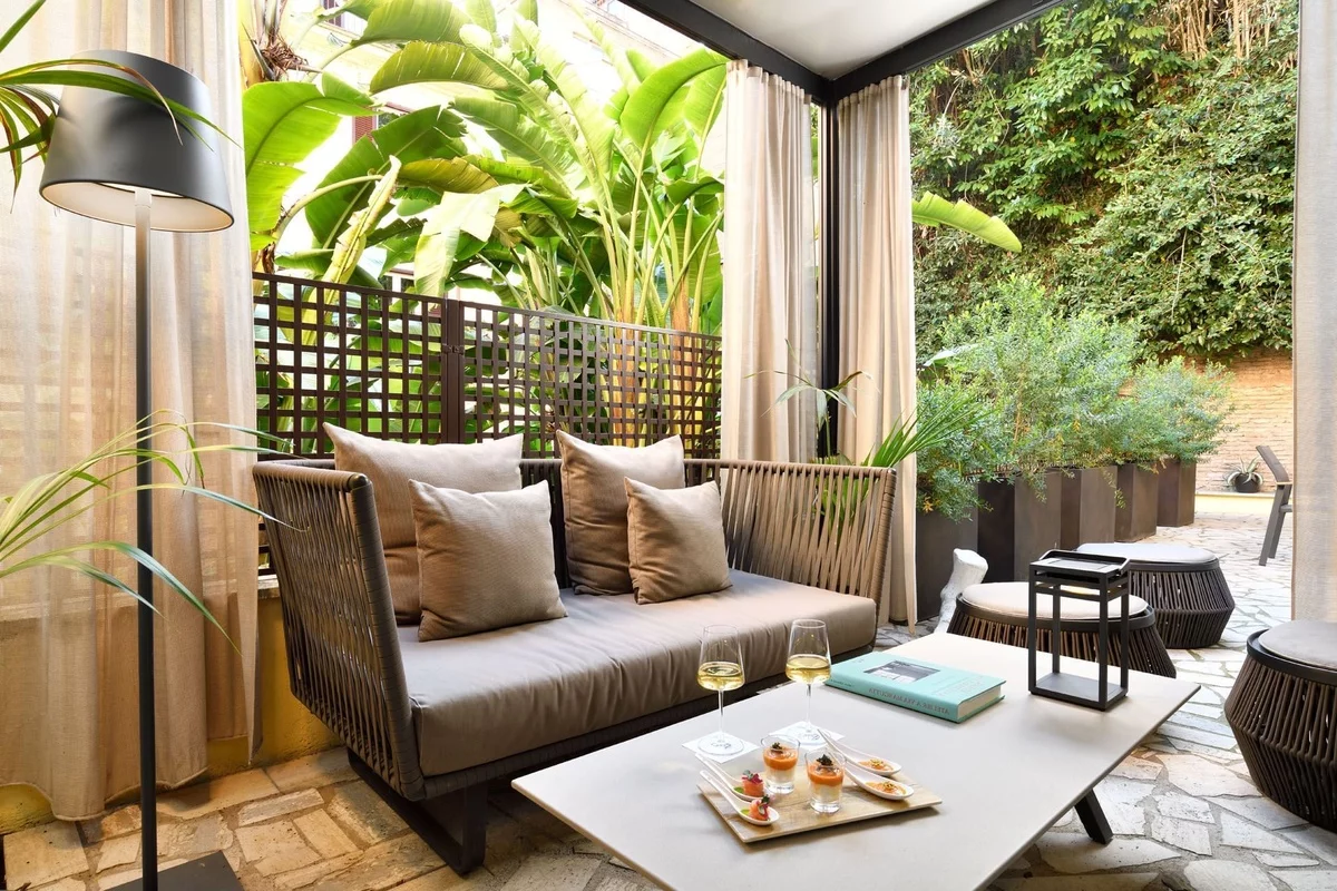 kleine Terrasse von exotischen Pflanzen umgeben - natürliches Flair