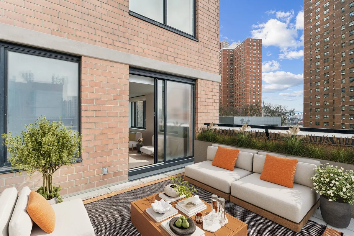 Terrasse in der Stadt mit bequemen Möbeln gestaltet - Terrassengestaltung 