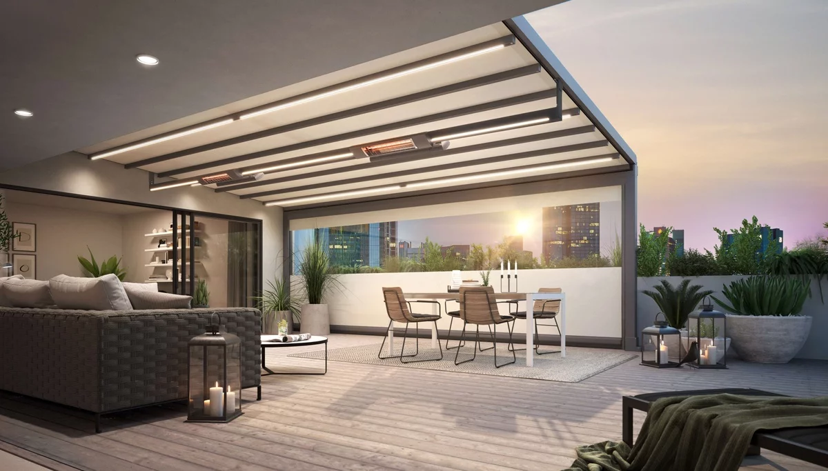 weite Terrasse mit Überdachung und Abendbeleuchtung 