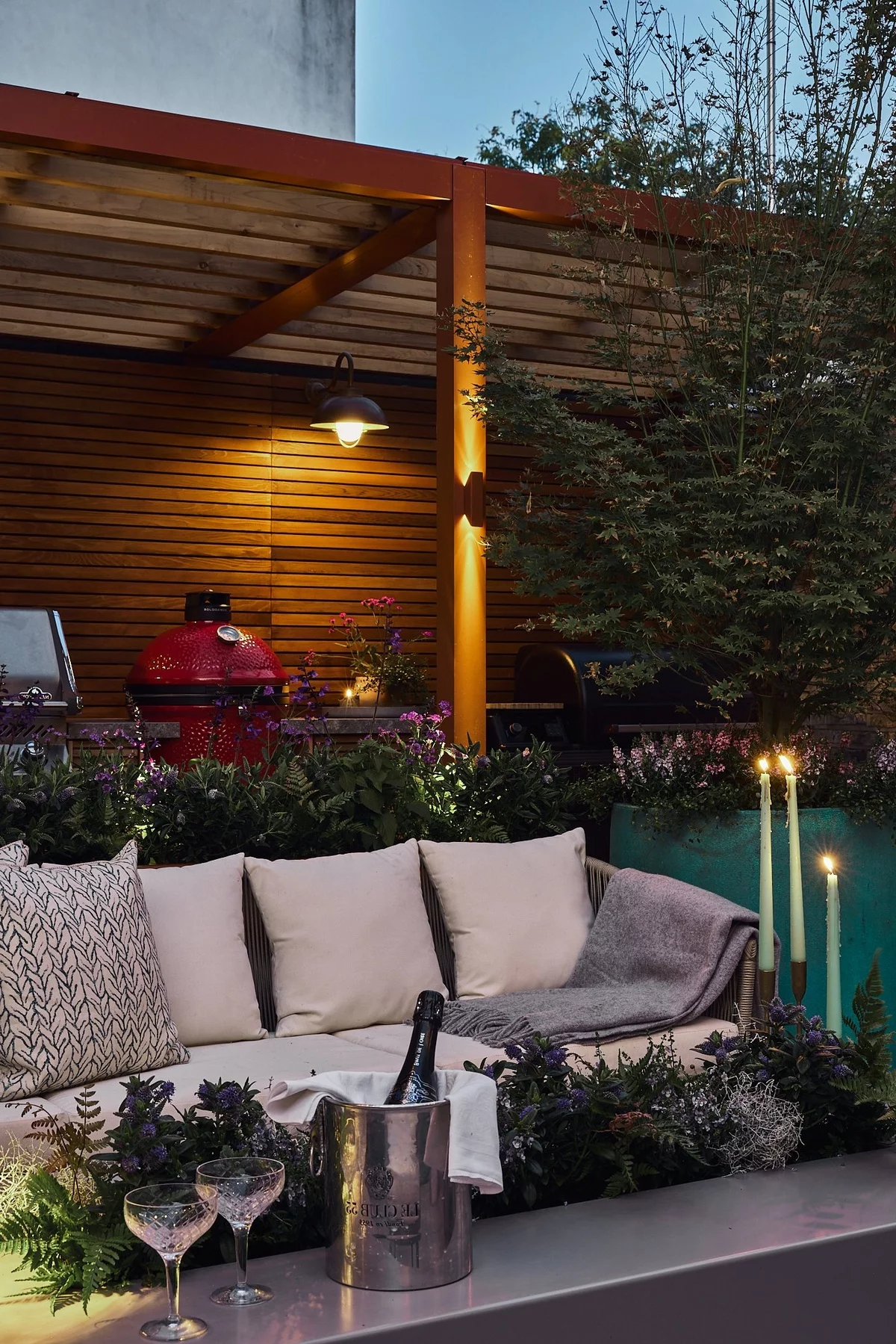 gemütliche Terrassengestaltung mit interessanter Beleuchtung 