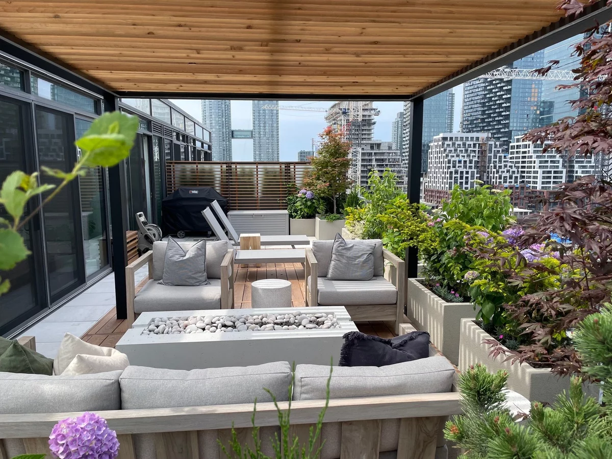 eine Relax Oase mit bequemen Outdoor-Möbeln und vielen grünen Topfpflanzen 