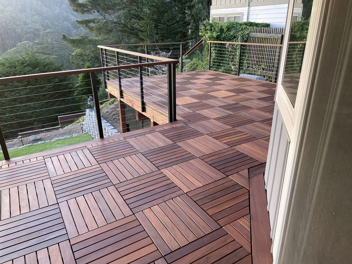 moderne Terrassengestaltung mit Platten aus Teak Holz 