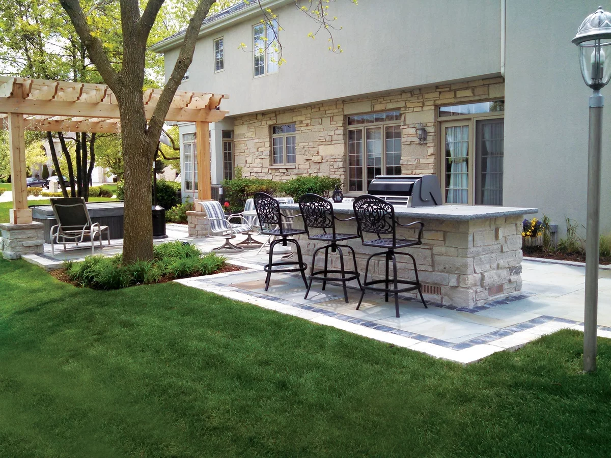 moderne Gartenküche auf einer weiten Terrasse - aktuelle Terrassengestaltung 