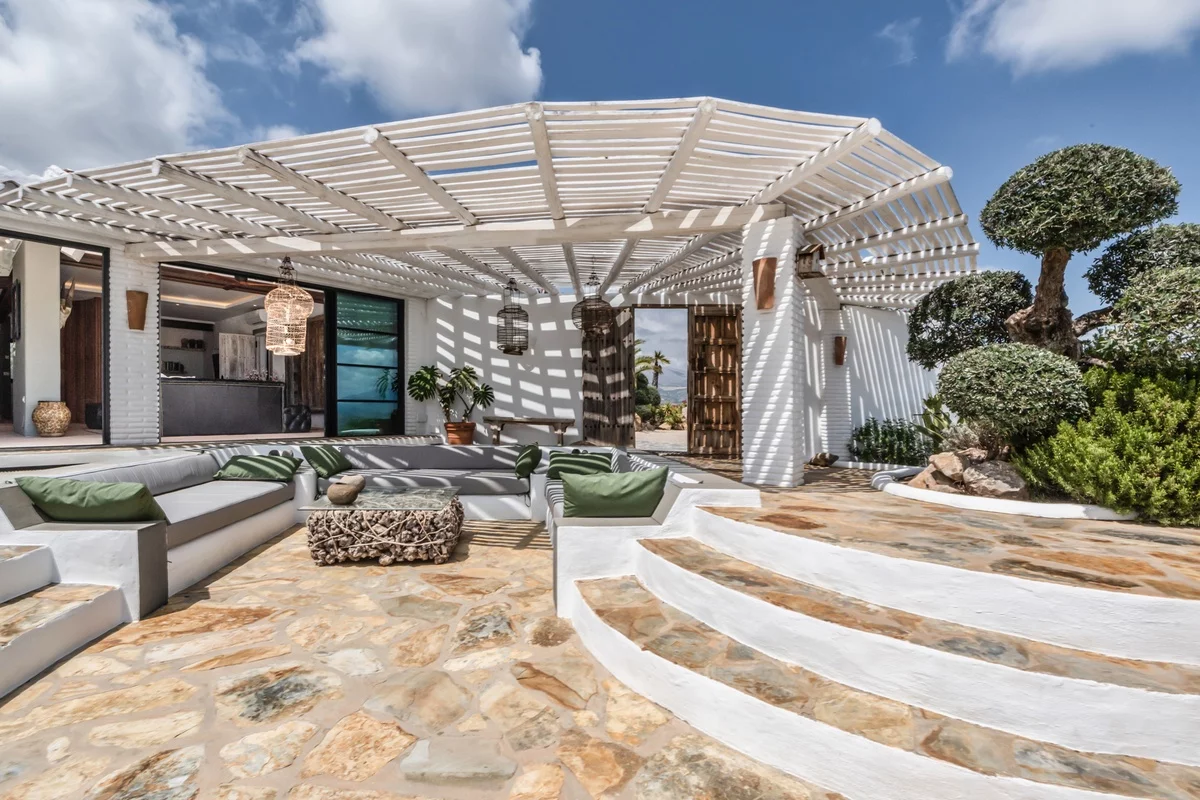 moderne Terrassengestaltung - weiter Outdoor-Raum unter Dach 