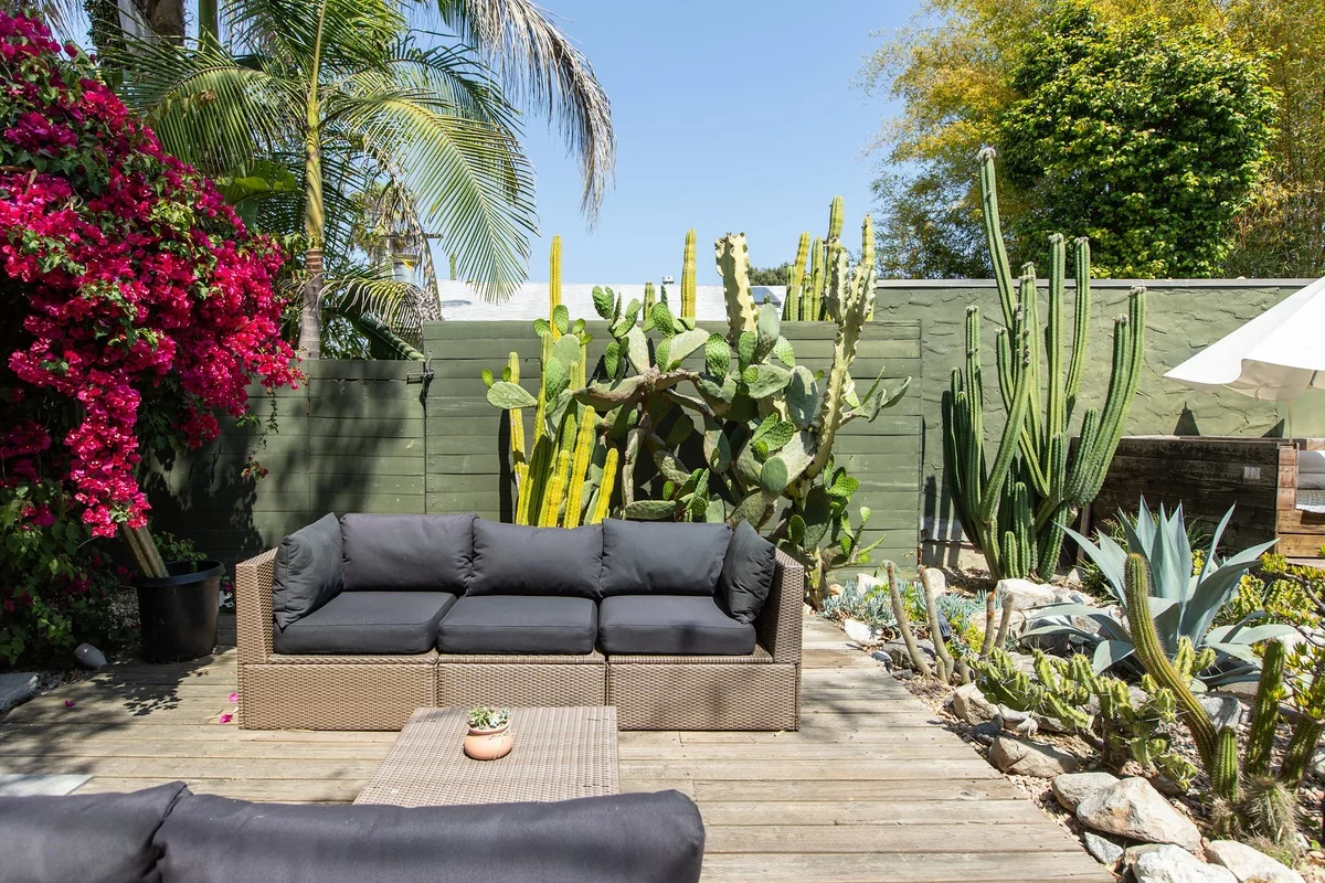 exotische Ruhe-Oase mit viele grünen Pflanzen - Ideen für Terrassengestaltung 