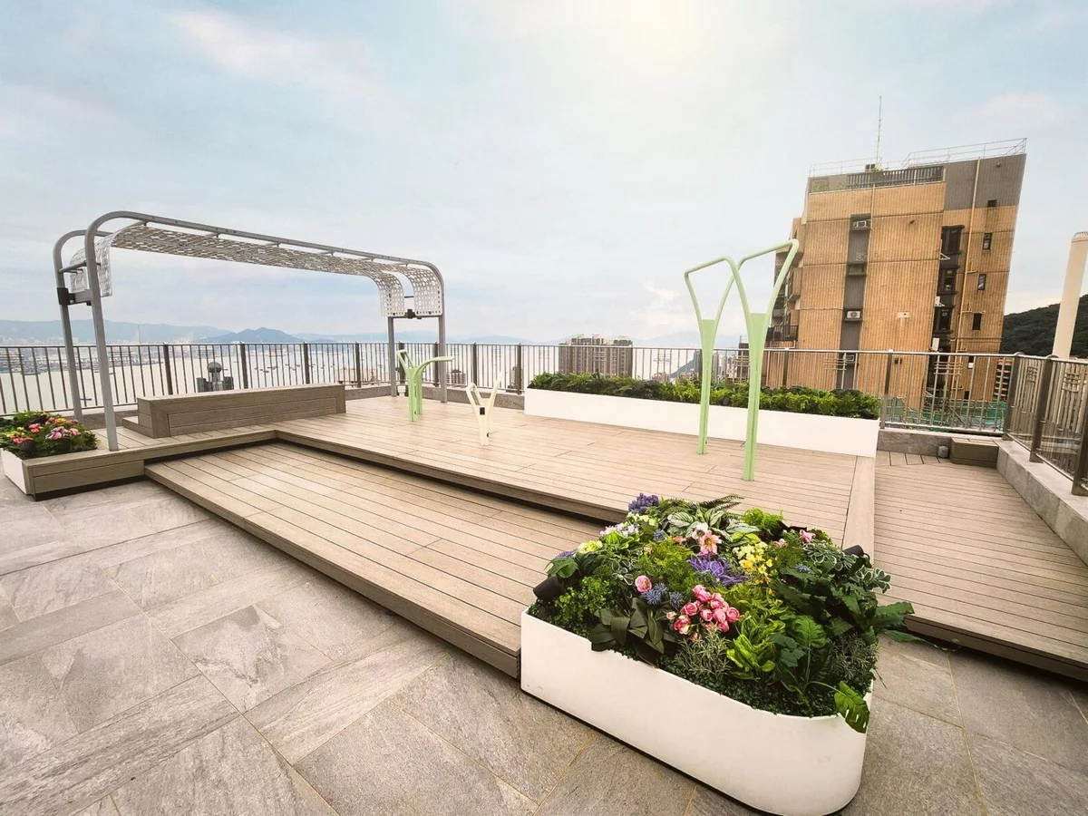 weite Dachterrasse mit Holzboden - moderne Terrassengestaltung 