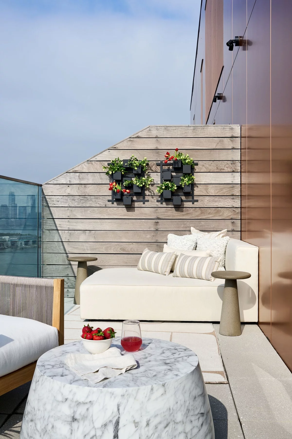 moderne Terrassen Ideen mit weißen Outdoor-Möbeln